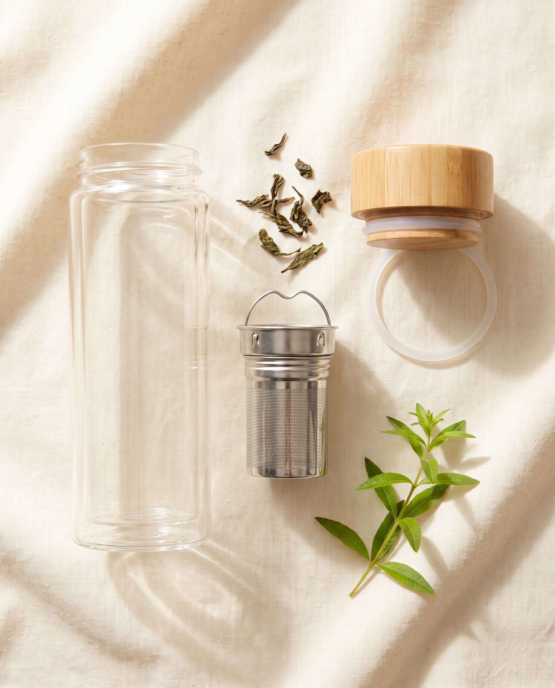 Les trois pièces : corps en verre double paroi, infuseur inox amovible, bouchon bois avec joint