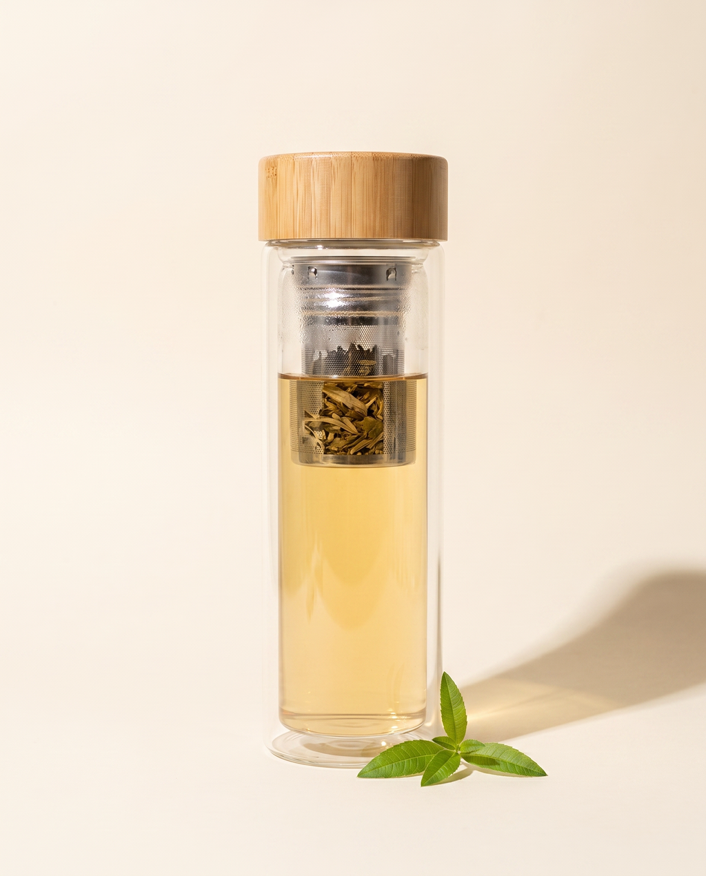 Gourde infuseur en verre double paroi, infuseur inox dans la partie haute, packshot studio